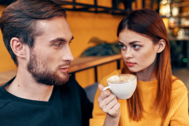 Un homme et une femme prennent un café ensemble