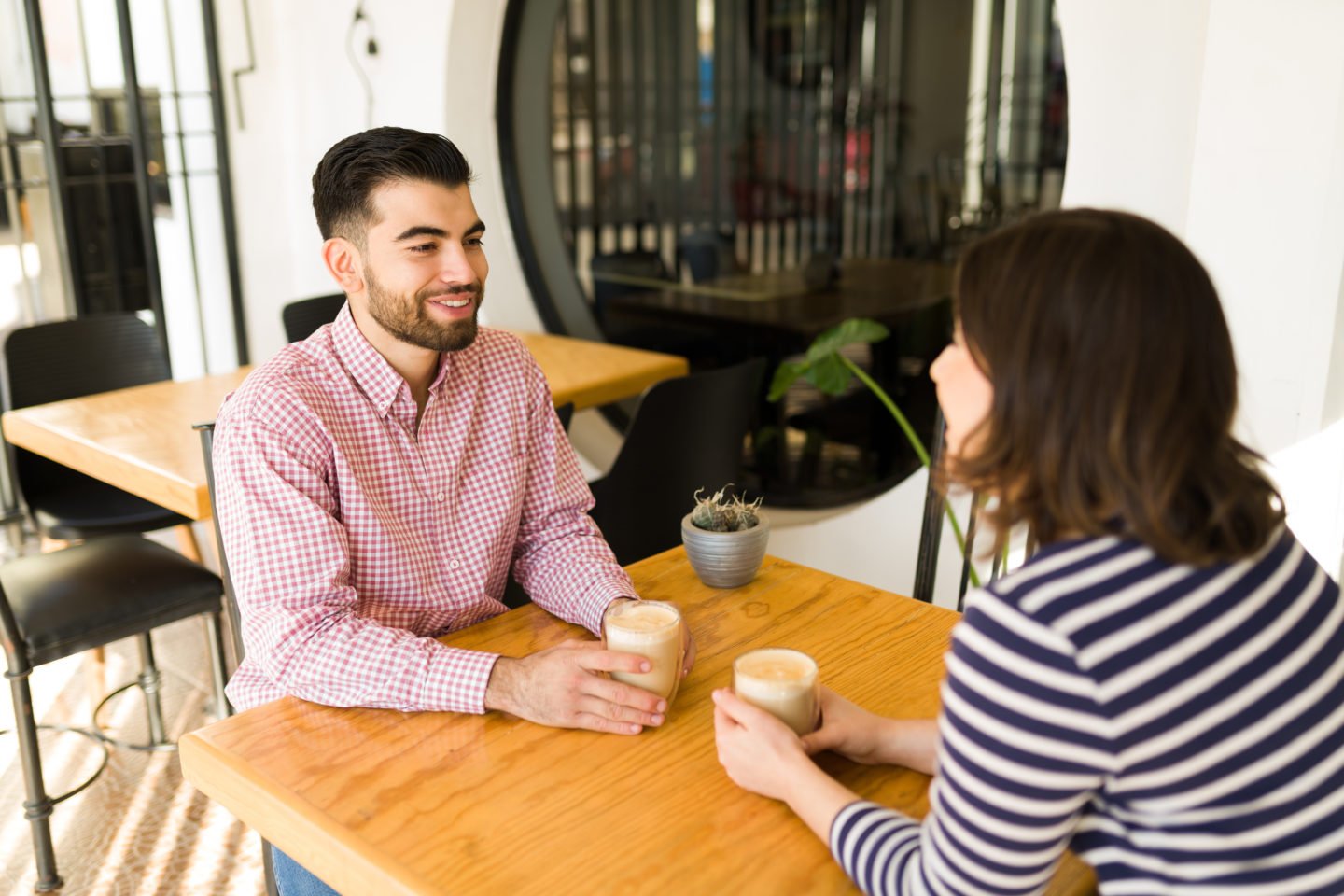 Deux célibataires timides discutent dans un café