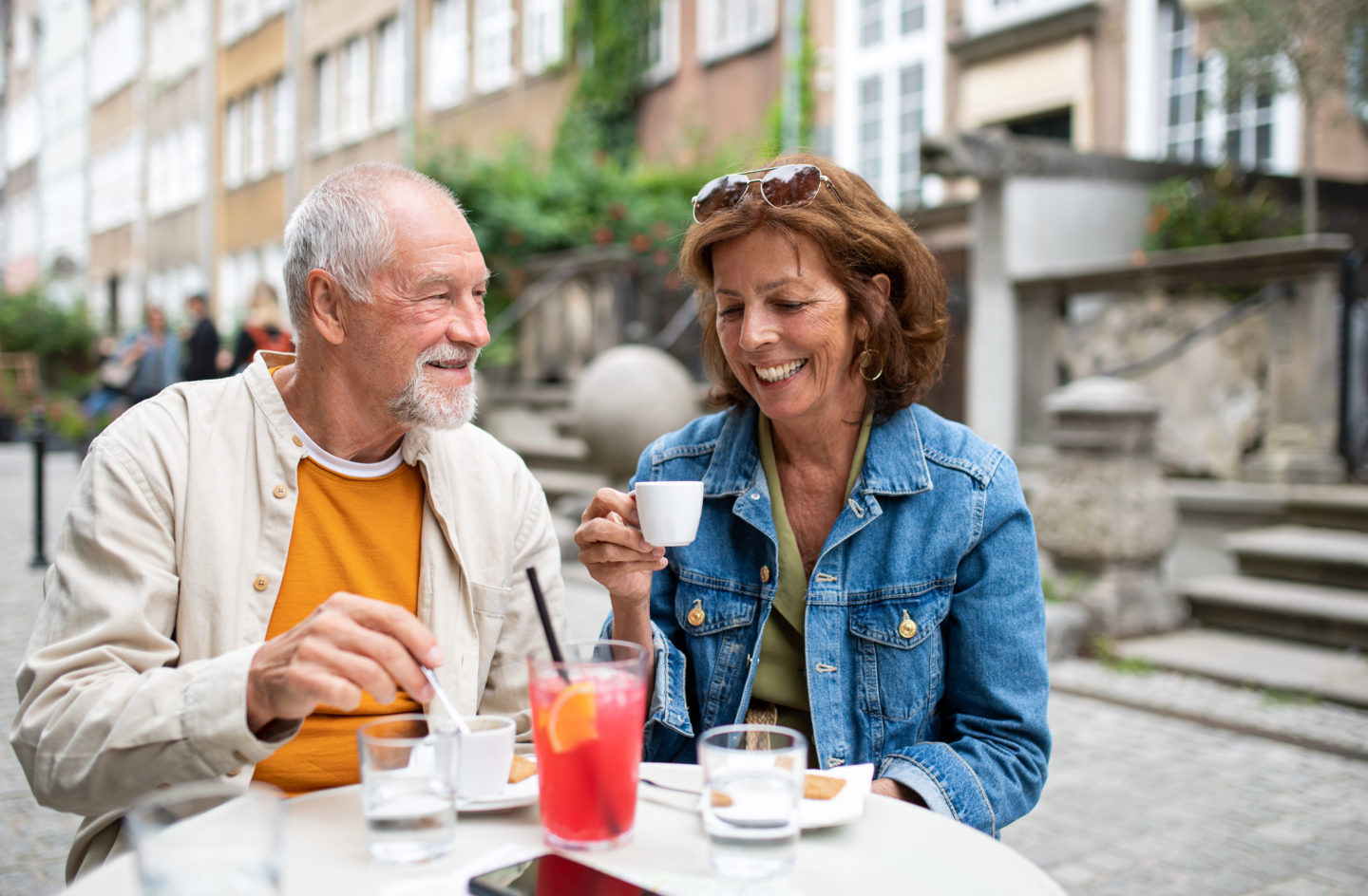 Un homme et une femme de 65 ans prennent un café ensemble