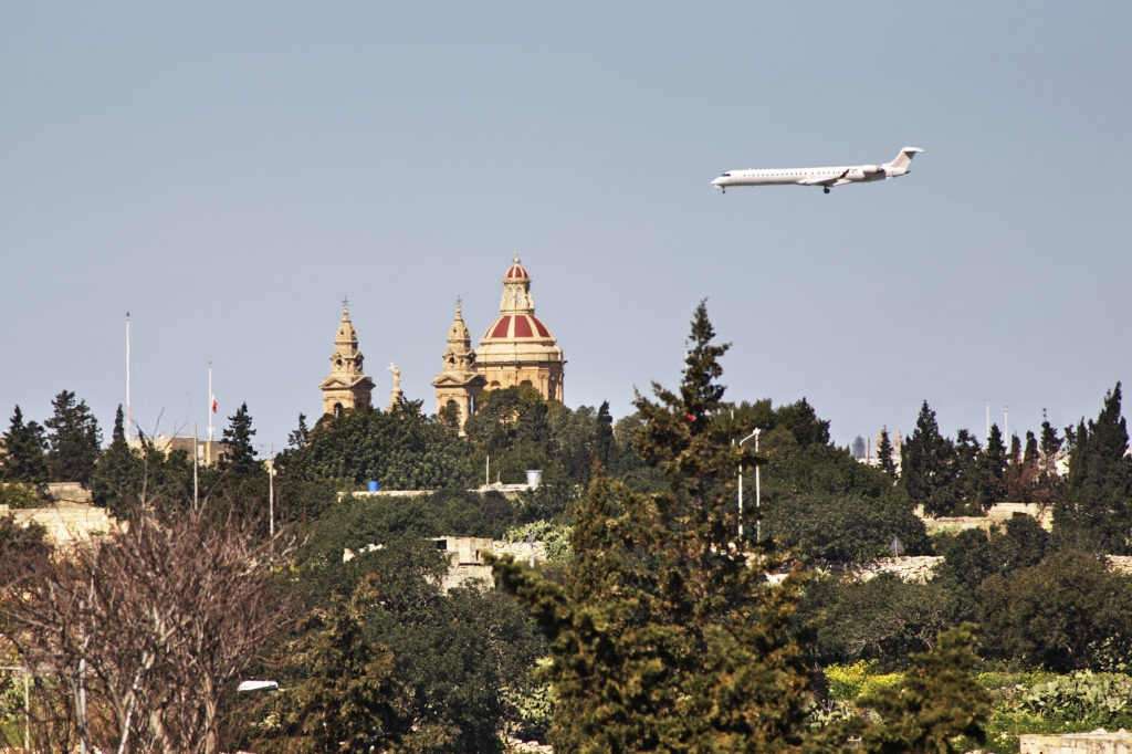 Un avion sur le point d'atterrir à Malte