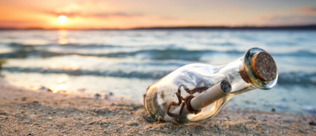 Une bouteille contenant un message, échouée sur la plage
