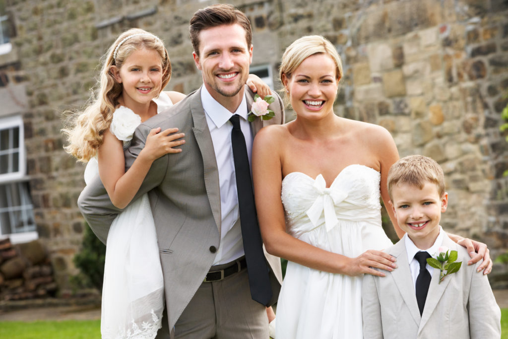 Mariage d'un couple entouré de leurs enfants