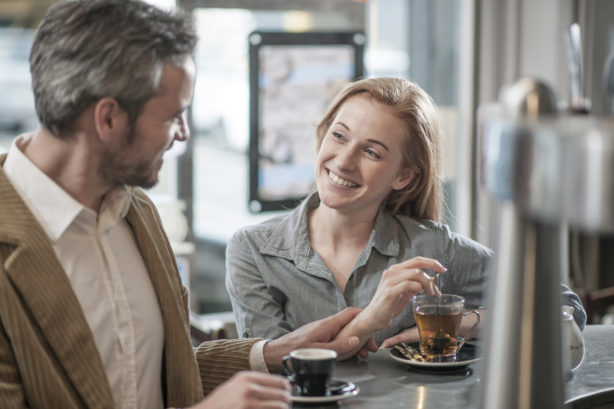 Un homme et une femme font connaissance dans un café.