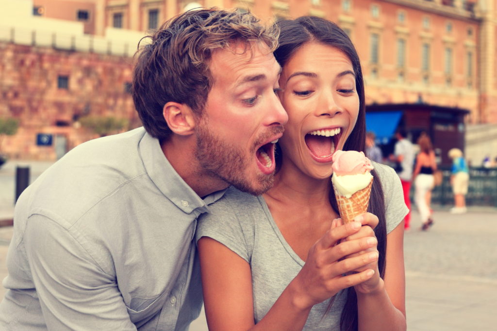 Un homme fait semblant de vouloir manger la glace de sa compagne
