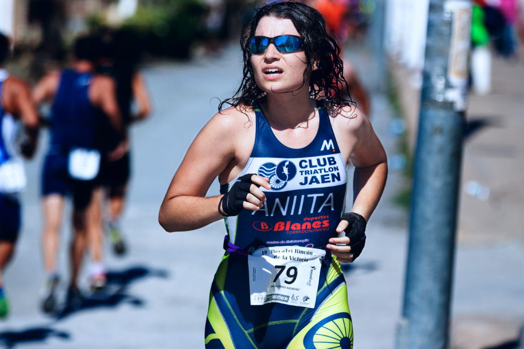 Une femme participe à une course à pied