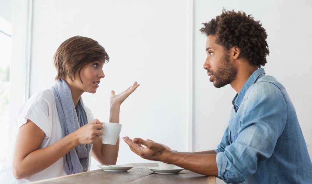 Une femme et un homme ont une discussion animée.