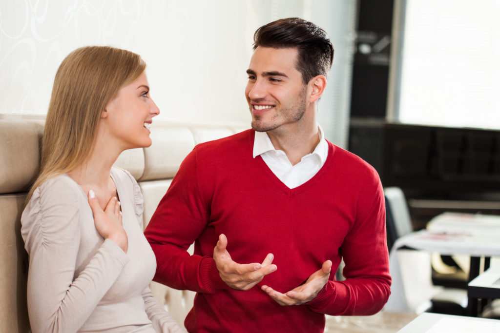 Une femme et un homme ont une discussion animée en souriant.