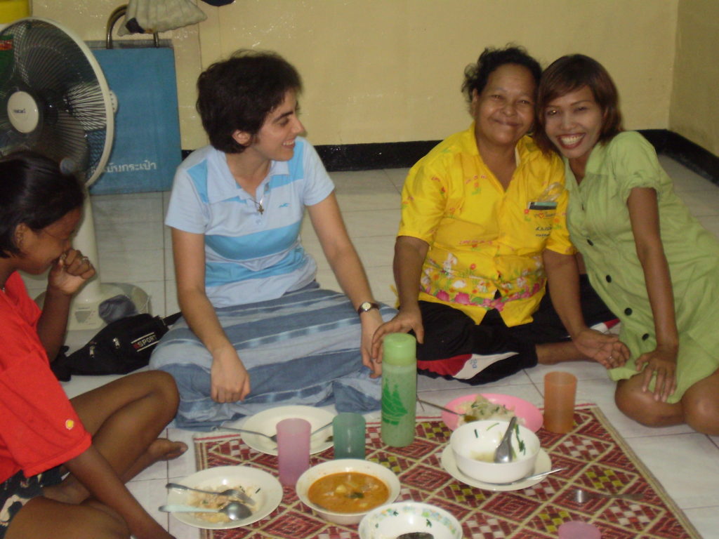 Catherine partage un repas avec des amies thaïlandaises.